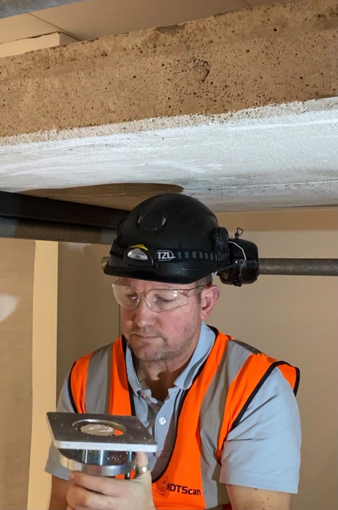 Pull-off test on the underside of a RAAC plank